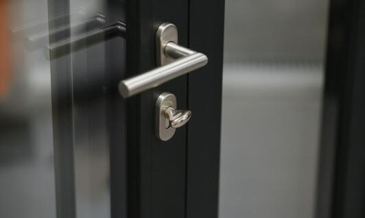 Dlaczego drzwi zewnętrzne w bloku otwierane na zewnątrz to doskonały wybór dla mieszkańców?