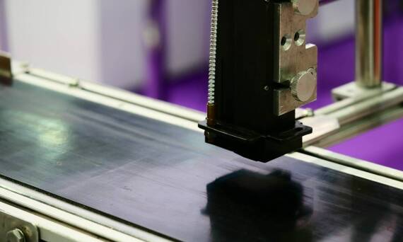 Jak technologia laserowa wpływa na jakość etykiet i ich trwałość?