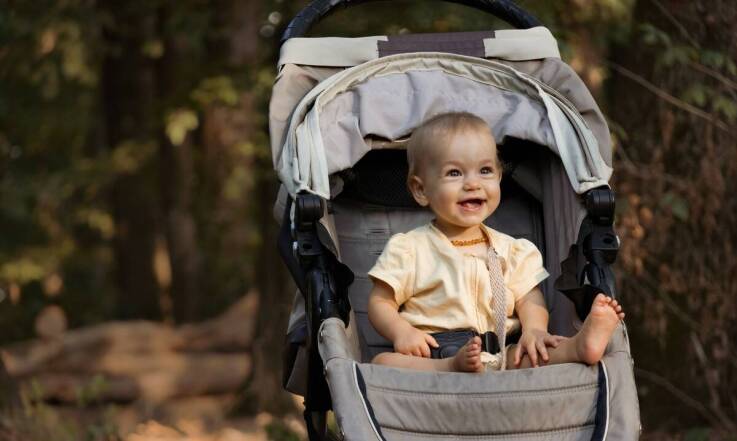 Jakie funkcje oferuje fotelik samochodowy w zestawie z wózkiem kinderkraft prime 3w1?