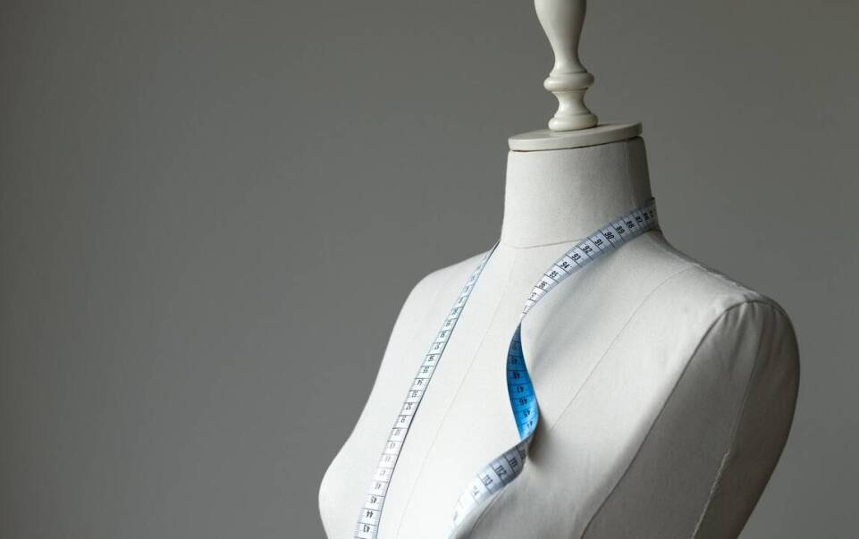 Jakie są kluczowe cechy garniturów dużych rozmiarów, które zapewniają komfort?