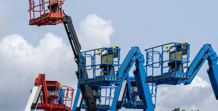 Jak wynajem podnośników koszowych wspiera branżę filmową i eventową?