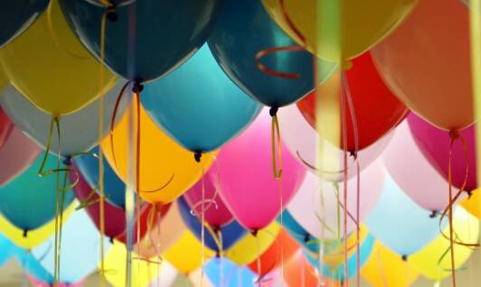 Jaką kolorystykę ścianki balonowej wybrać na wesele?