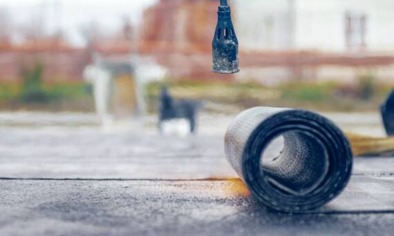 Blacha trapezowa a odporność na warunki atmosferyczne – co warto wiedzieć?