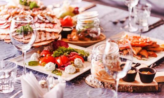 Jakie są najczęściej wybierane dania w restauracjach z jedzeniem blisko mnie?