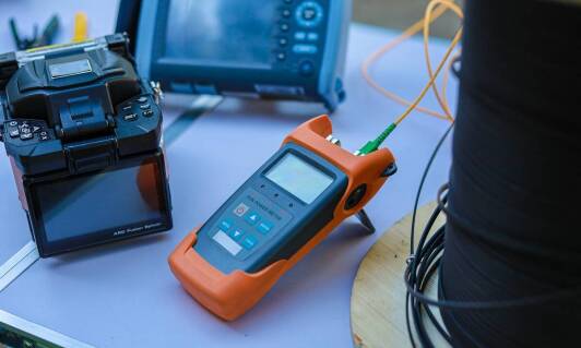 Reflektometry optyczne a certyfikacja sieci - jakie są powiązania cenowe?