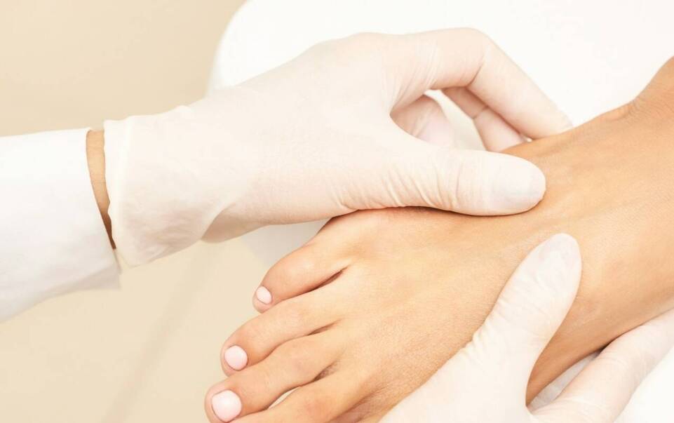 Jak skutecznie leczyć kurzajki i brodawki w gabinecie podologicznym?