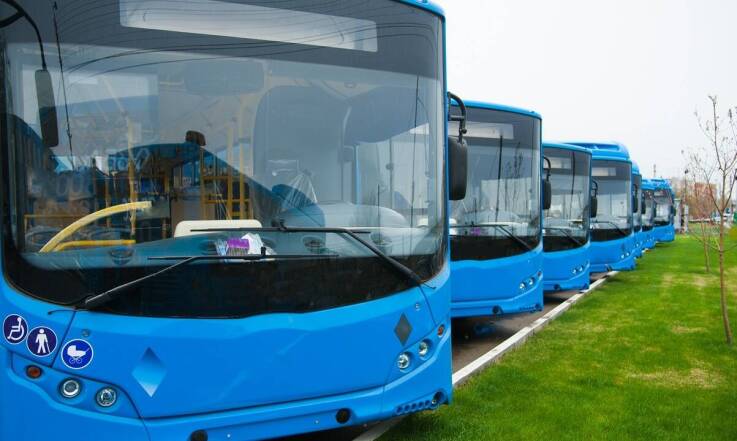 Jakie czynniki wpływają na konkurencyjność cenową usług wynajmu autokarów?