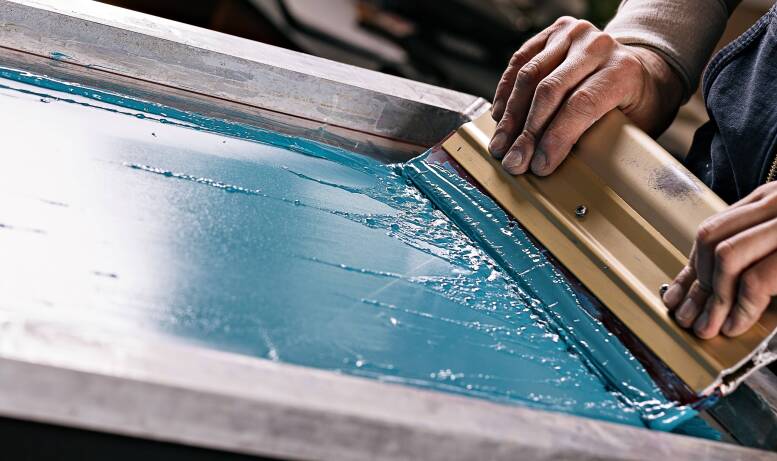 Serigrafia: Co to jest i jak wykorzystać ją w sztuce wizualnej?