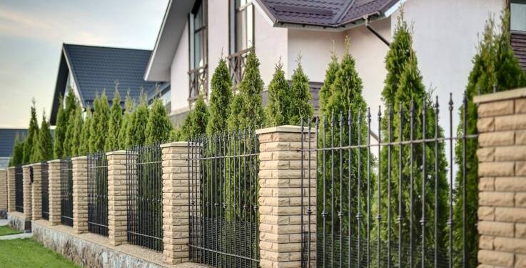 Jakie innowacje technologiczne wpływają na jakość ogrodzeń metalowych?