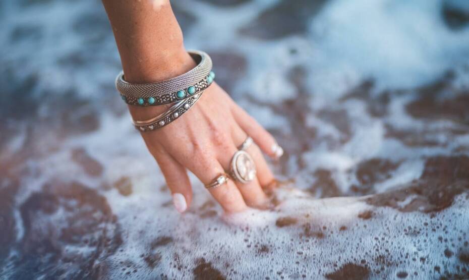 Dlaczego warto mieć w swojej kolekcji kilka różnych pierścionków na kostki?