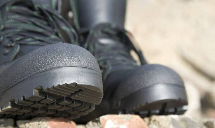 Buty robocze safety jogger a ergonomia – jak wpływają na zdrowie stóp podczas pracy?