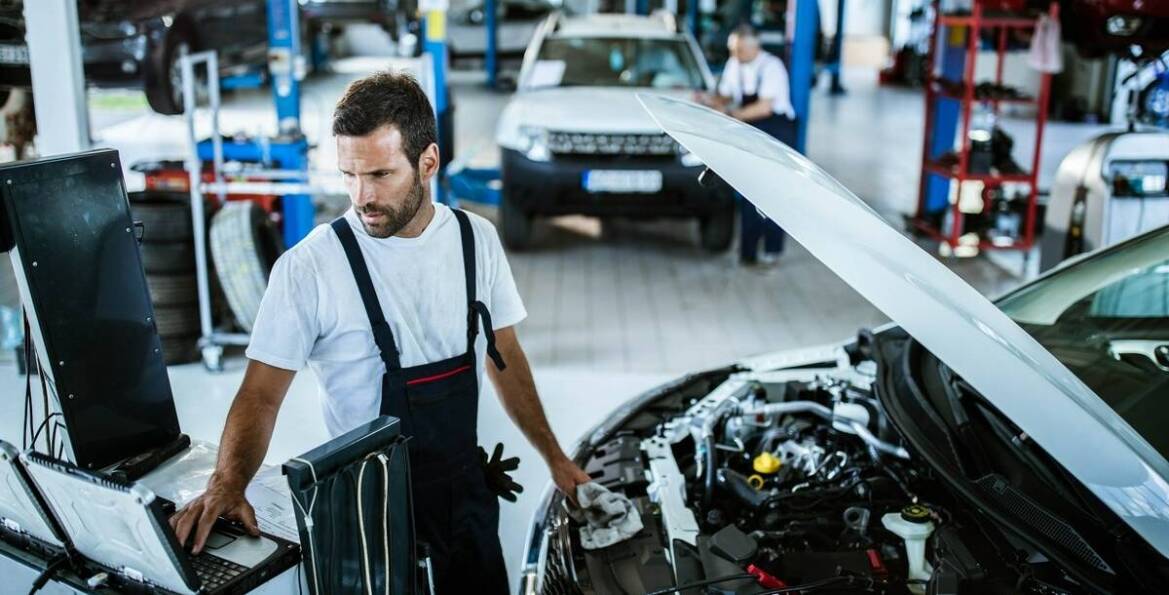 Jak często należy przeprowadzać kontrolę systemu airbag w samochodzie?