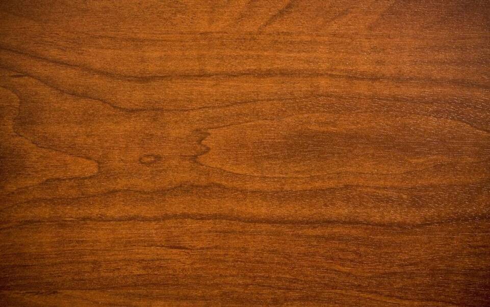 Jakie są korzyści z używania lakieru utwardzanego promieniami UV na podłogach drewnianych?