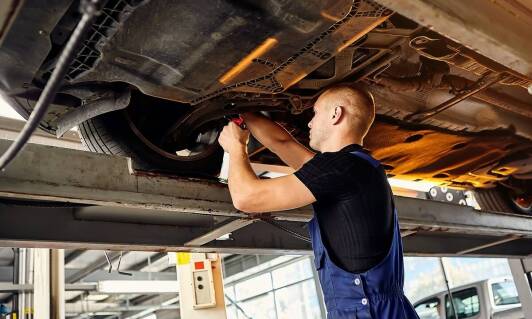 Co obejmuje cena wymiany katalizatora i jakie dodatkowe usługi są dostępne?