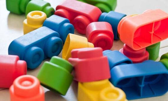 Zrównoważony rozwój w branży tworzyw sztucznych: jak producenci mogą przyczynić się do ochrony środowiska?