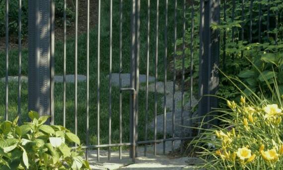 Jakie są różnice między ogrodzeniami kuta a innymi typami ogrodzeń metalowych?