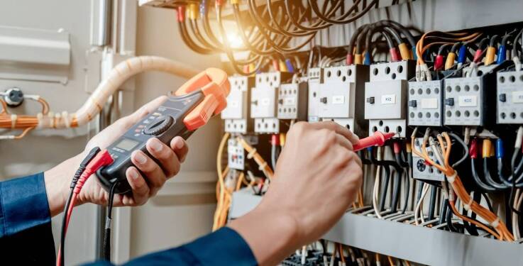 Przeglądy elektryczne – dlaczego są kluczowe dla bezpieczeństwa instalacji?