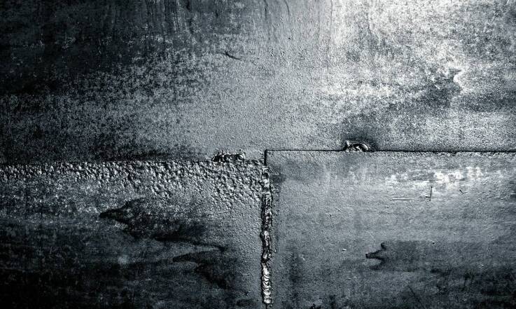 Jakie są objawy niewłaściwie wykonanej hydroizolacji fundamentów?