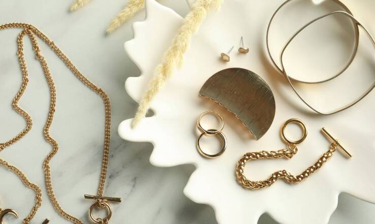 Złote charmsy jako sposób na personalizację biżuterii – co warto wiedzieć?