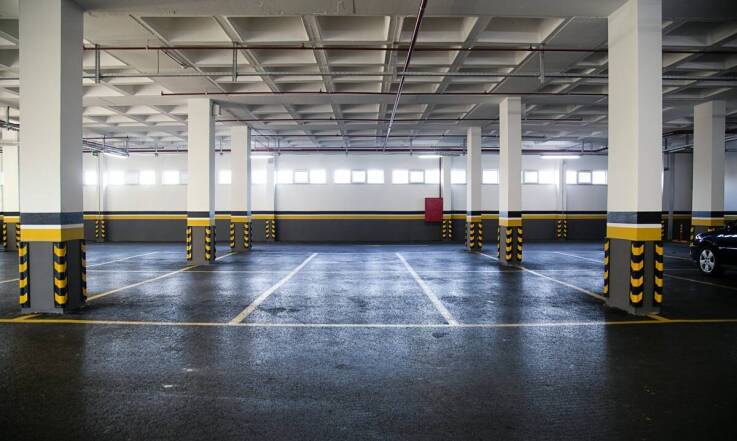 Jakie są najczęstsze pytania dotyczące korzystania z parkingu w pobliżu lotniska?