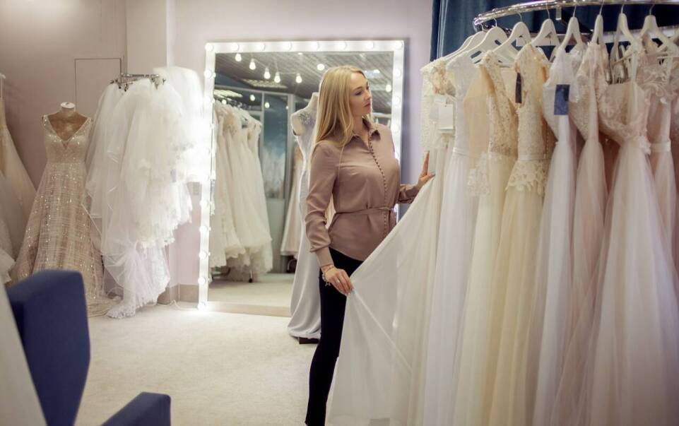 Rola konsultacji w procesie wyboru sukni – co warto omówić z ekspertem?