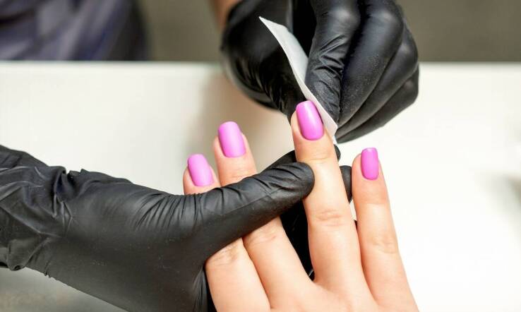 Manicure i pedicure – jakie usługi oferują salony i jakie są ceny?