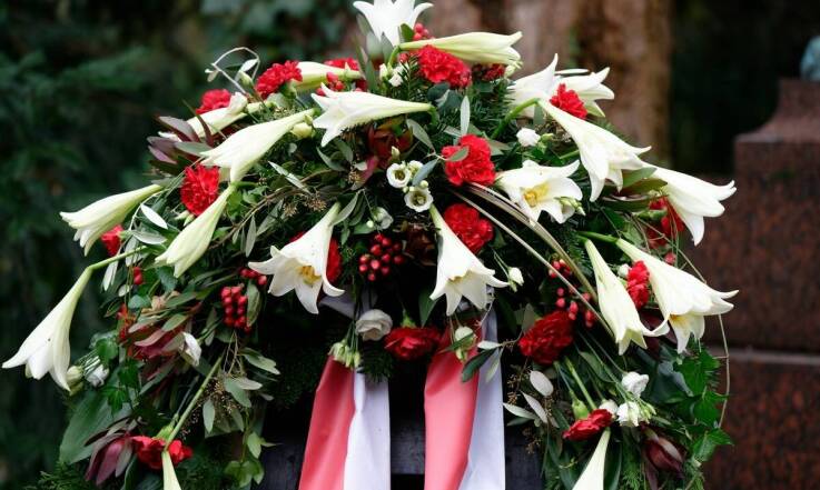 Rola kwiatów w ceremoniach pogrzebowych: co warto wiedzieć?