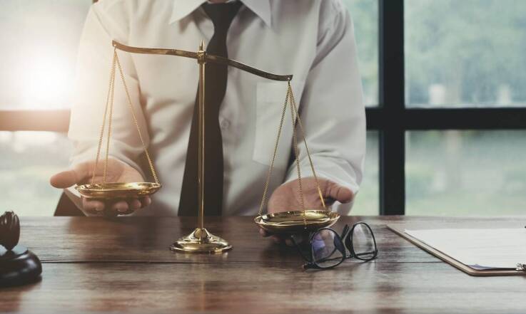 Jak wygląda praca adwokata do spraw karnych?