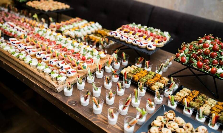 Jakie dania wegetariańskie warto uwzględnić w cateringu z przekąskami Finger Food?