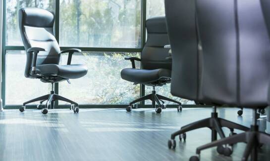 Ergonomiczne cechy fotela biurowego profilowanego, które poprawiają komfort pracy