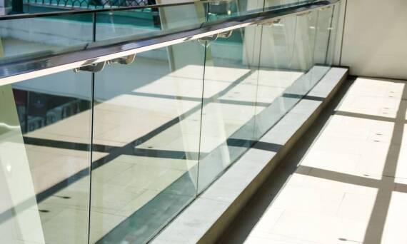 Jak balustrady szklane wpływają na bezpieczeństwo w budynkach użyteczności publicznej?