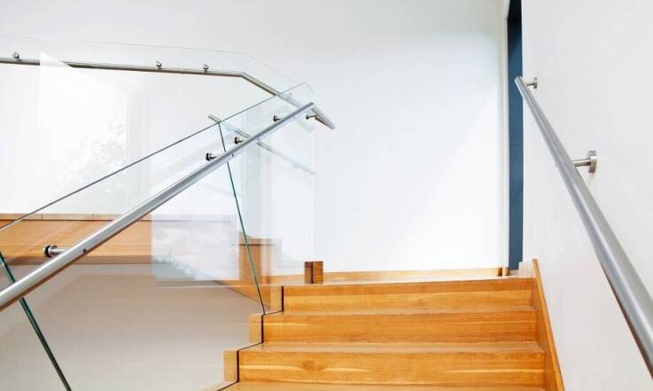 Dlaczego warto wybrać balustrady szklane do schodów wewnętrznych?