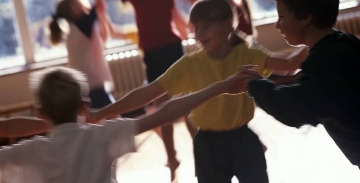 Jak taniec wpływa na rozwój fizyczny i emocjonalny dzieci w prywatnym żłobku na Białołęce?