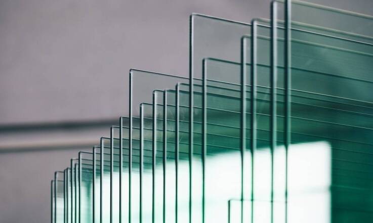 Proces produkcji szkła – jak nowoczesne technologie podnoszą jakość?