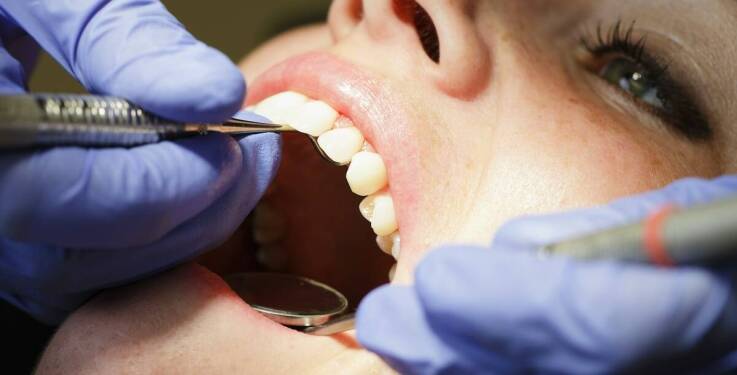 Jakie są metody leczenia torbieli i guzów w obrębie jamy ustnej?