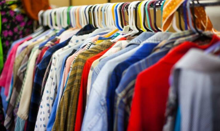 Dlaczego warto inwestować w odzież outletową?