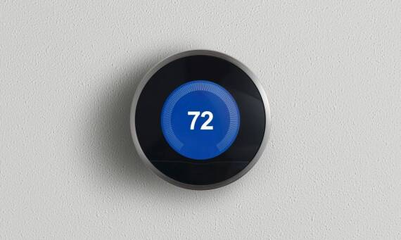 Jakie korzyści przynosi zastosowanie regulatorów temperatury w domach jednorodzinnych?
