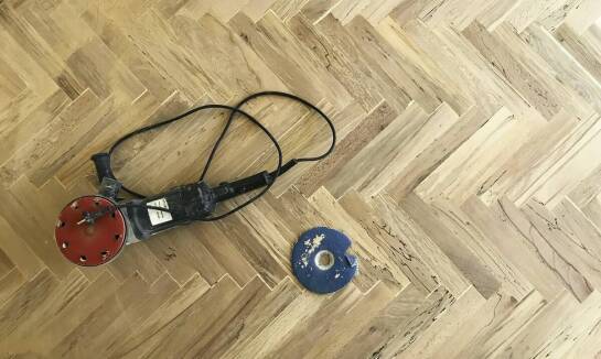 Jakie są funkcje korka dylatacyjnego w renowacji podłóg drewnianych?