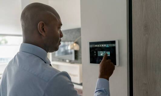 Dlaczego warto skorzystać z usług profesjonalistów przy montażu systemów alarmowych w Trójmieście?