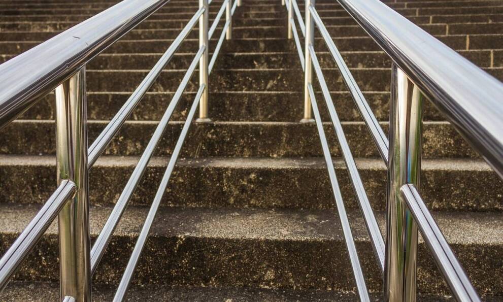 Jak balustrady ze stali nierdzewnej wpływają na bezpieczeństwo w przestrzeni publicznej?