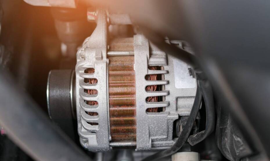 Jakie objawy wskazują na konieczność regeneracji alternatora?