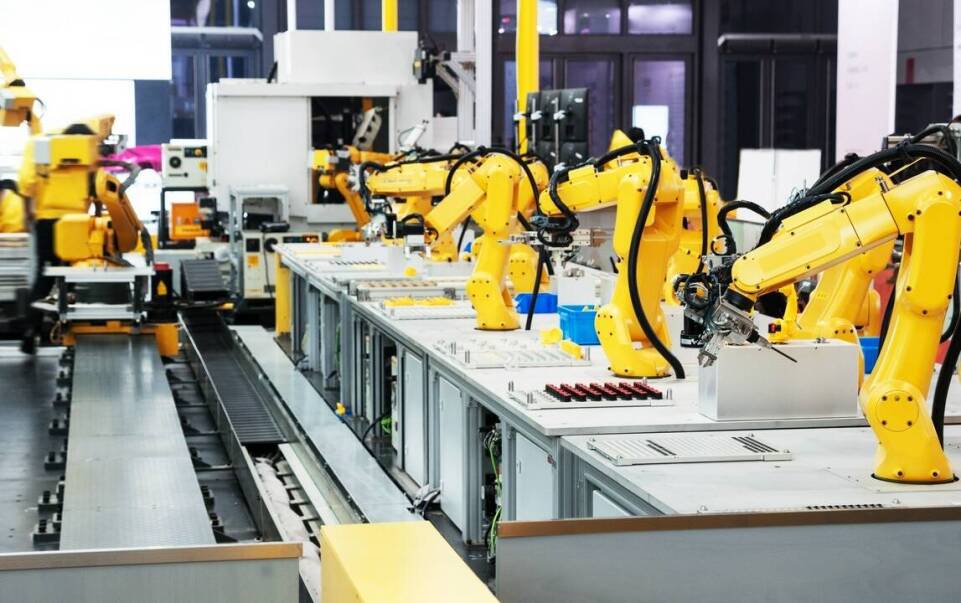 Jakie są korzyści z integracji różnych maszyn w wyposażeniu szwalni?