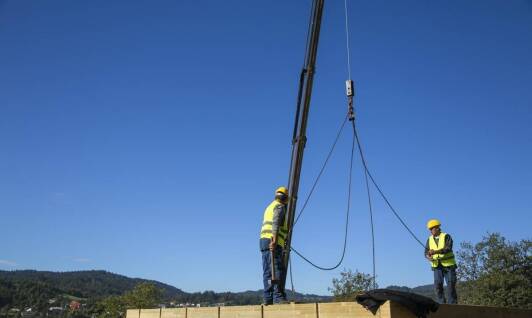 Jakie są najważniejsze aspekty przy wyborze dźwigu do prac dekarskich?