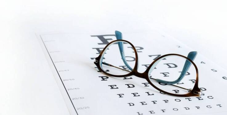 Jakie zniżki dla seniorów oferują optycy w Toruniu?