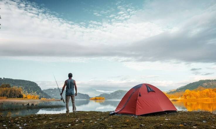 Szara koszulka "Góry wzywają, muszę iść" – doskonała baza do sportowych stylizacji!