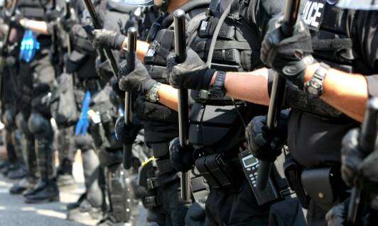 Jakie cechy powinny mieć mundury policyjne? Przewodnik po najważniejszych aspektach