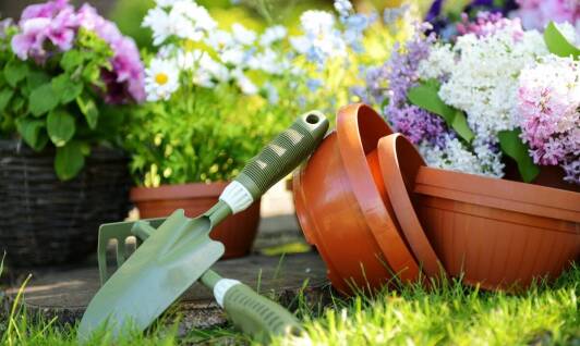 Narzędzia ogrodnicze – co warto mieć w swojej kolekcji?