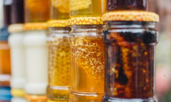 Jakie są korzyści zdrowotne płynące z regularnego spożywania miodu naturalnego?