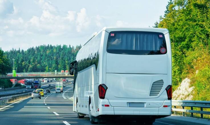 Wynajem autobusów w Warszawie – jak zorganizować transport na wesele?