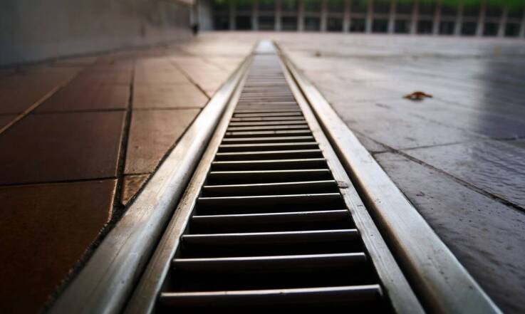 Korytka odwadniające w kontekście ochrony przed powodziami